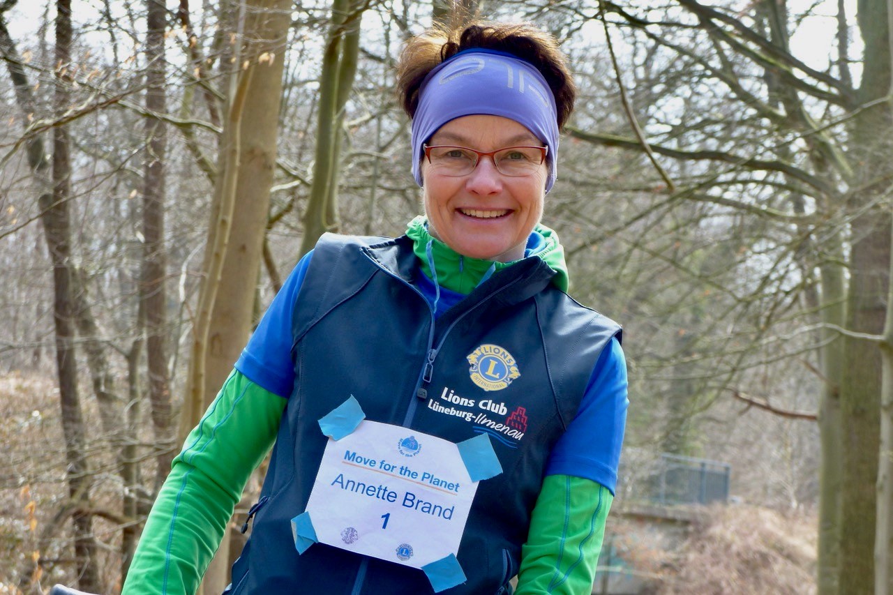 PDG Annette Brand mit dem Fahrrad unterwegs. Die Teilnehmernummer 1 prangt auf ihrer Brust.