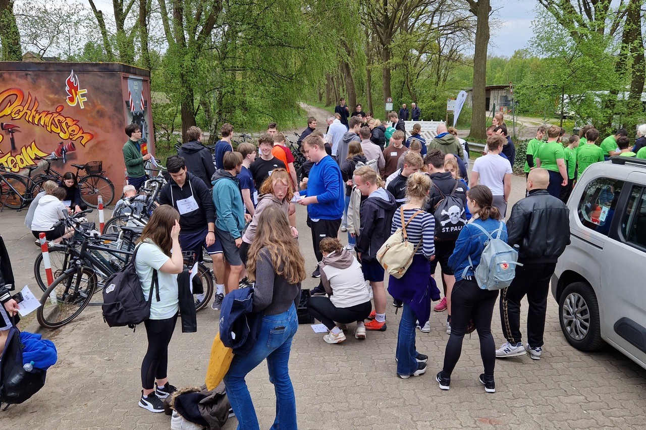 Jugendliche einer Schulklasse sammeln sich draußen zur Wanderung.