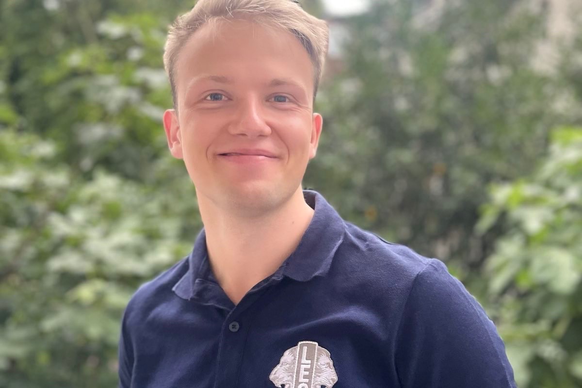 Portraitfoto von Yannick Reimann im blauen Poloshirt mit gestickten Leo-Emblem.