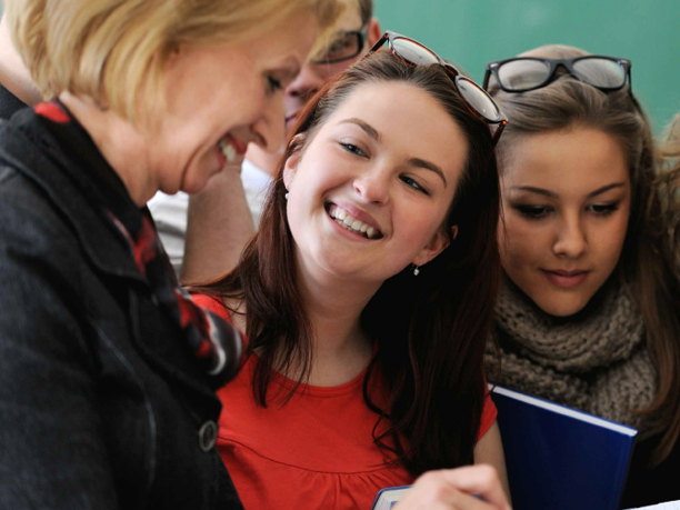 Schüler sprechen mit einer Lehrerin