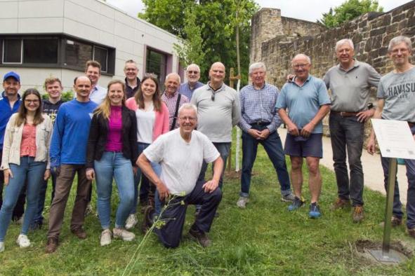 Auf dem Bild sieht man viele Mitglieder des Lions Clubs Hildesheim-Rose, die sich bei der Baumpflanzaktion beteiligt haben. Es ist ein klassisches Gruppenfoto.